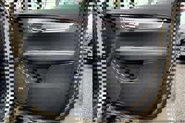 Vehicle image 23 of 31