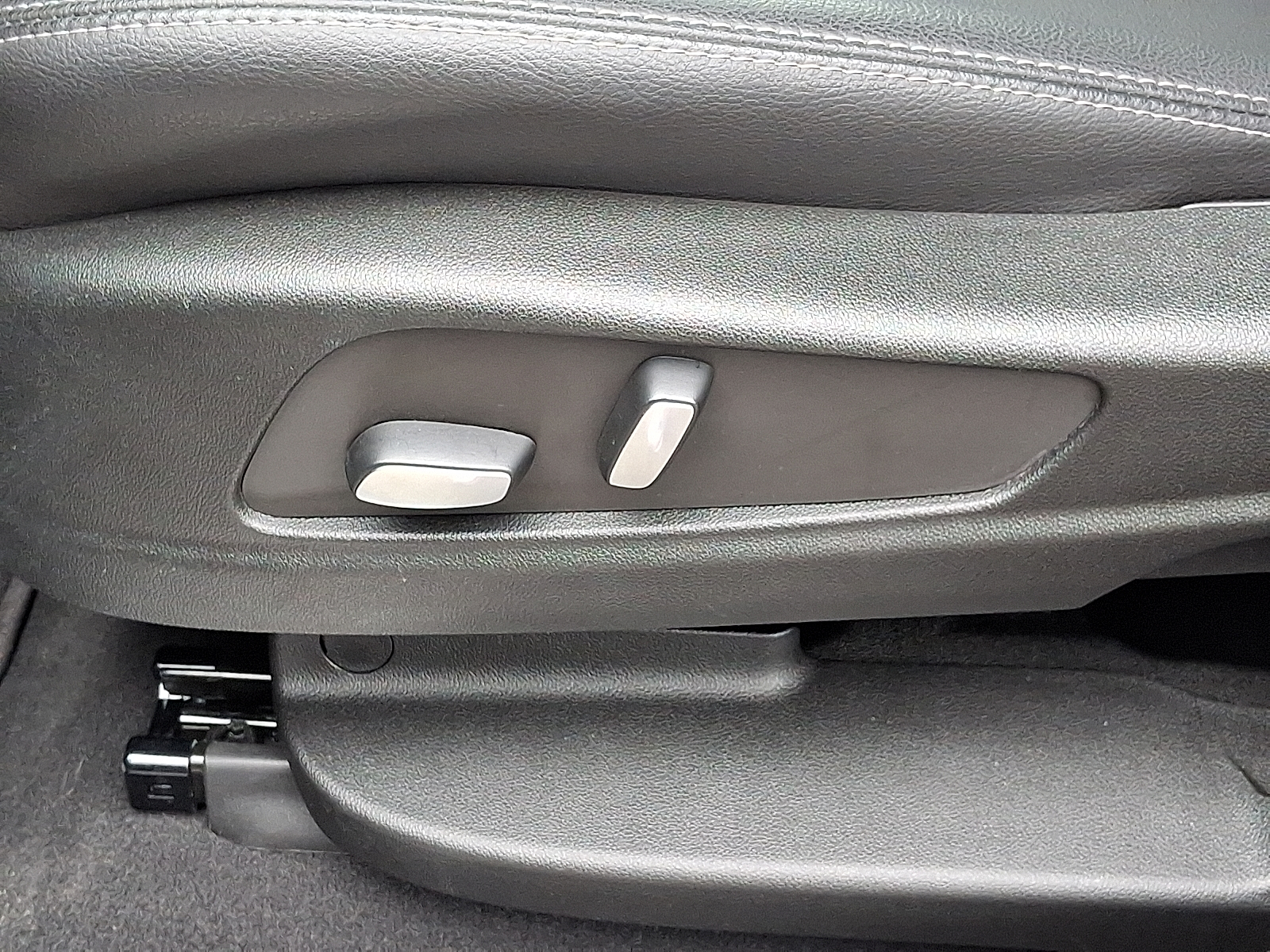 Vehicle image 25 of 30