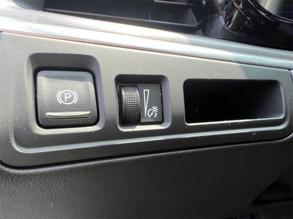 Vehicle image 25 of 41