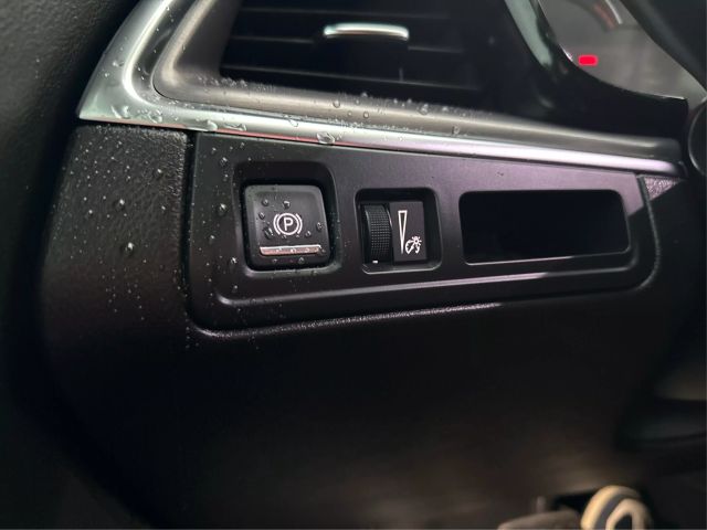 Vehicle image 12 of 14