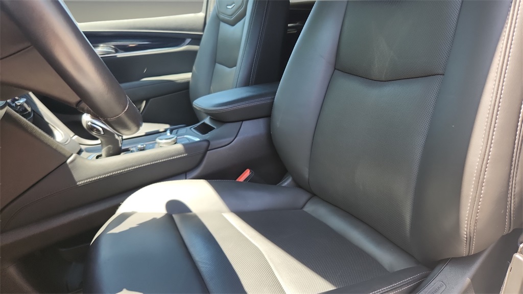Vehicle image 10 of 32