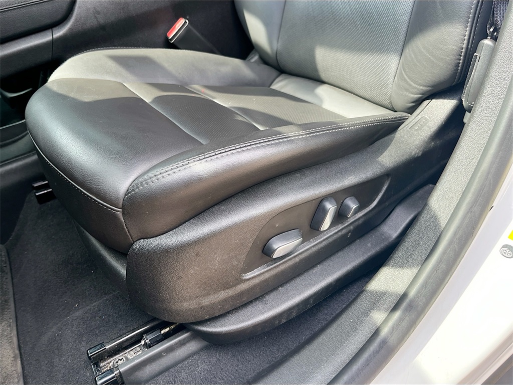 Vehicle image 19 of 32
