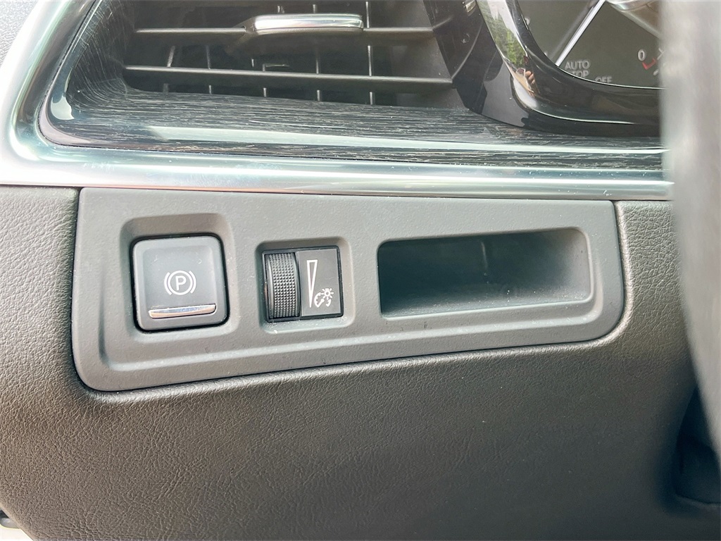 Vehicle image 10 of 32