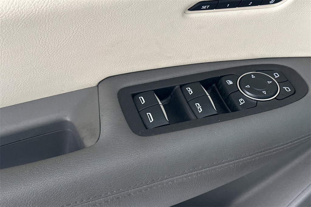 Vehicle image 24 of 34