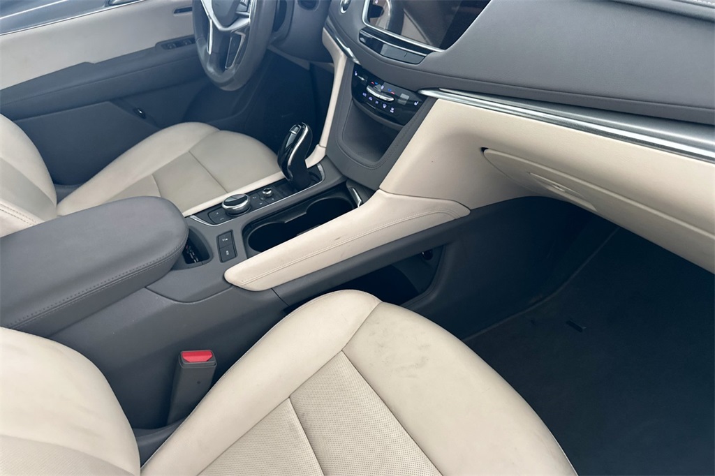 Vehicle image 33 of 34