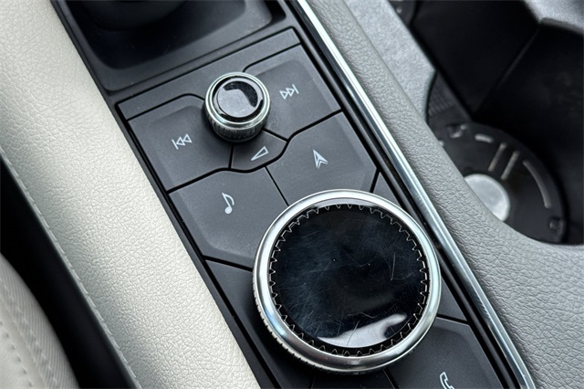 Vehicle image 32 of 58