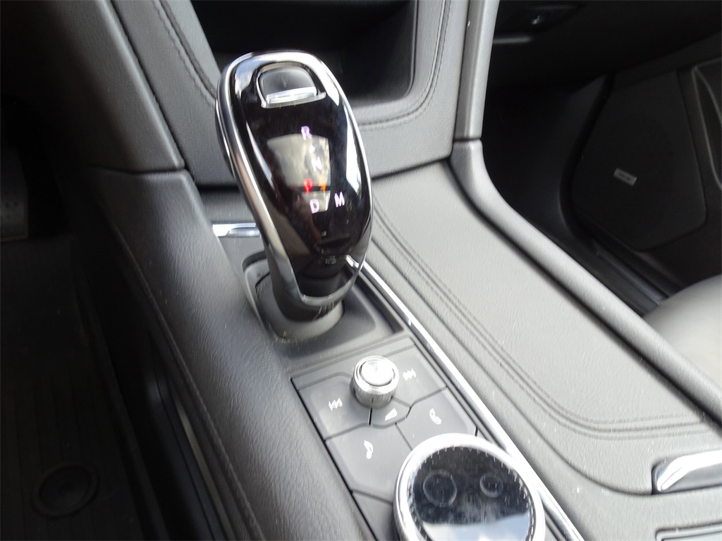 Vehicle image 17 of 23