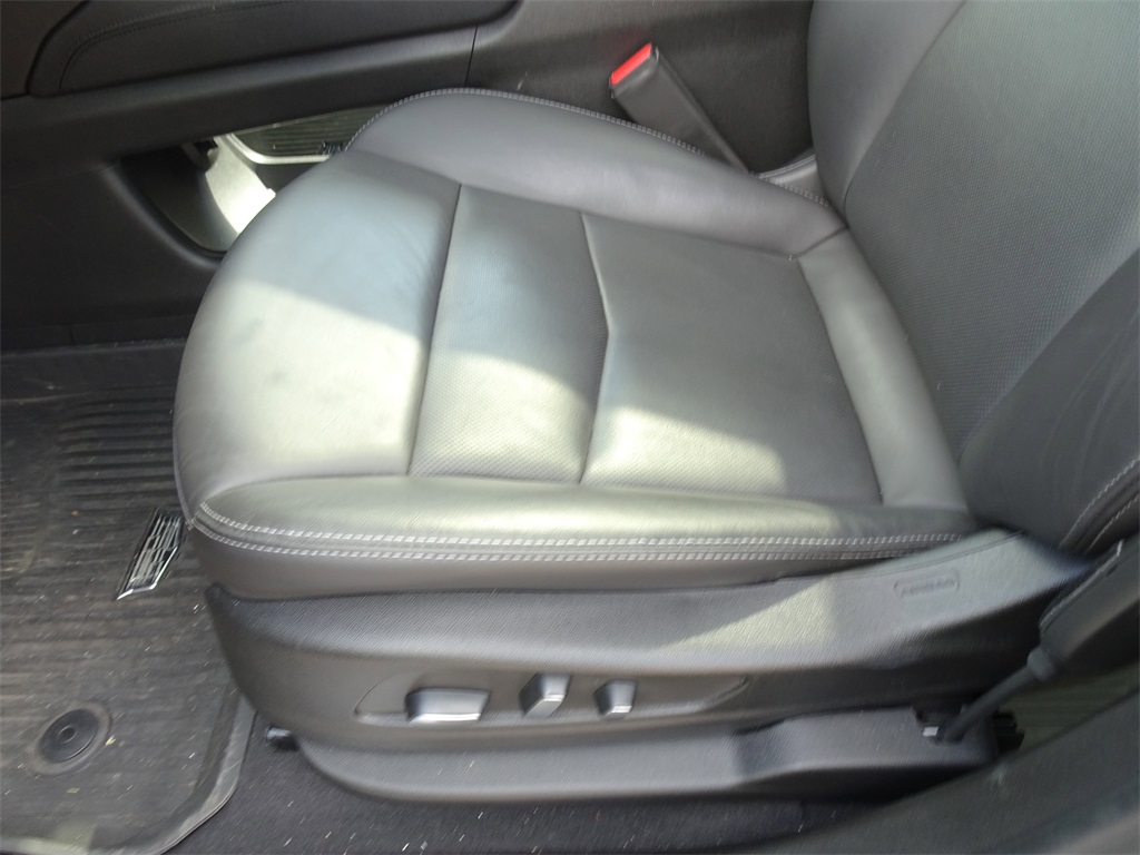 Vehicle image 21 of 23