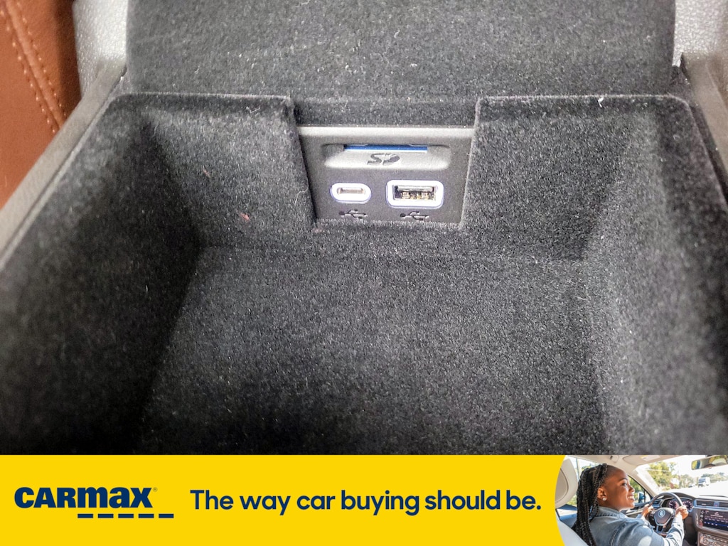 Vehicle image 23 of 28
