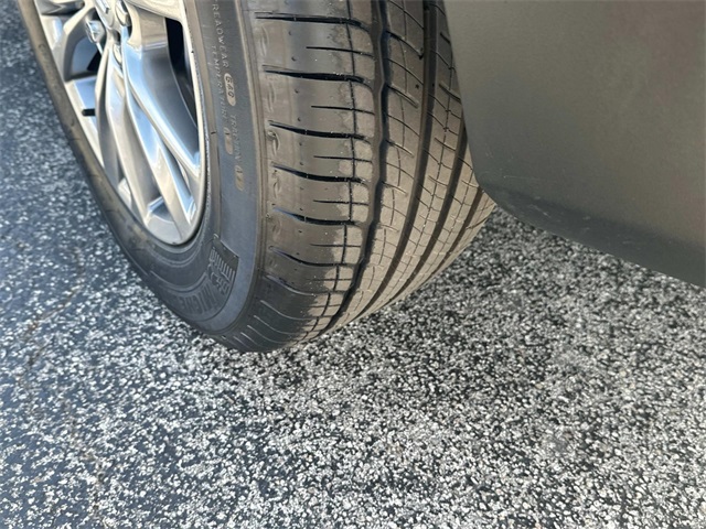 Vehicle image 10 of 21