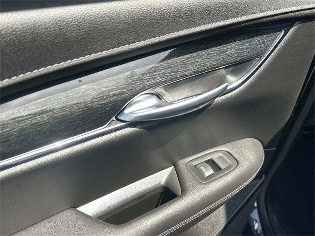 Vehicle image 17 of 21
