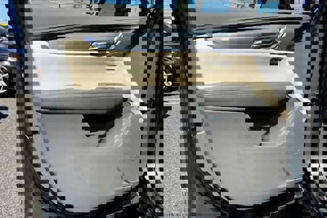 Vehicle image 23 of 32