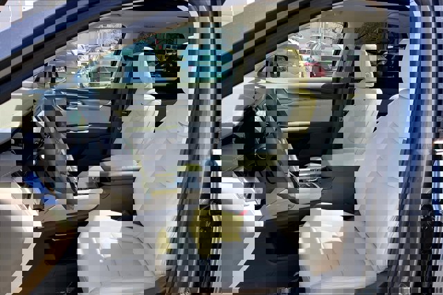 Vehicle image 25 of 32