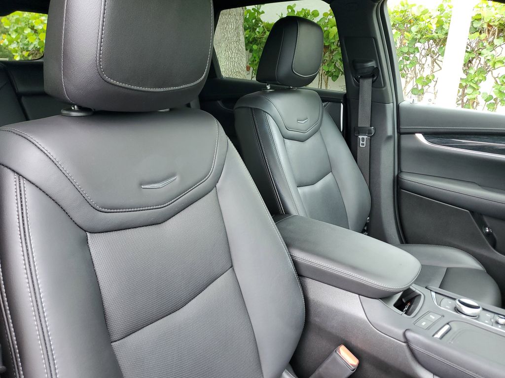 Vehicle image 23 of 32