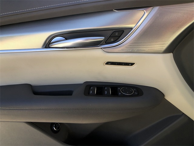 Vehicle image 21 of 28
