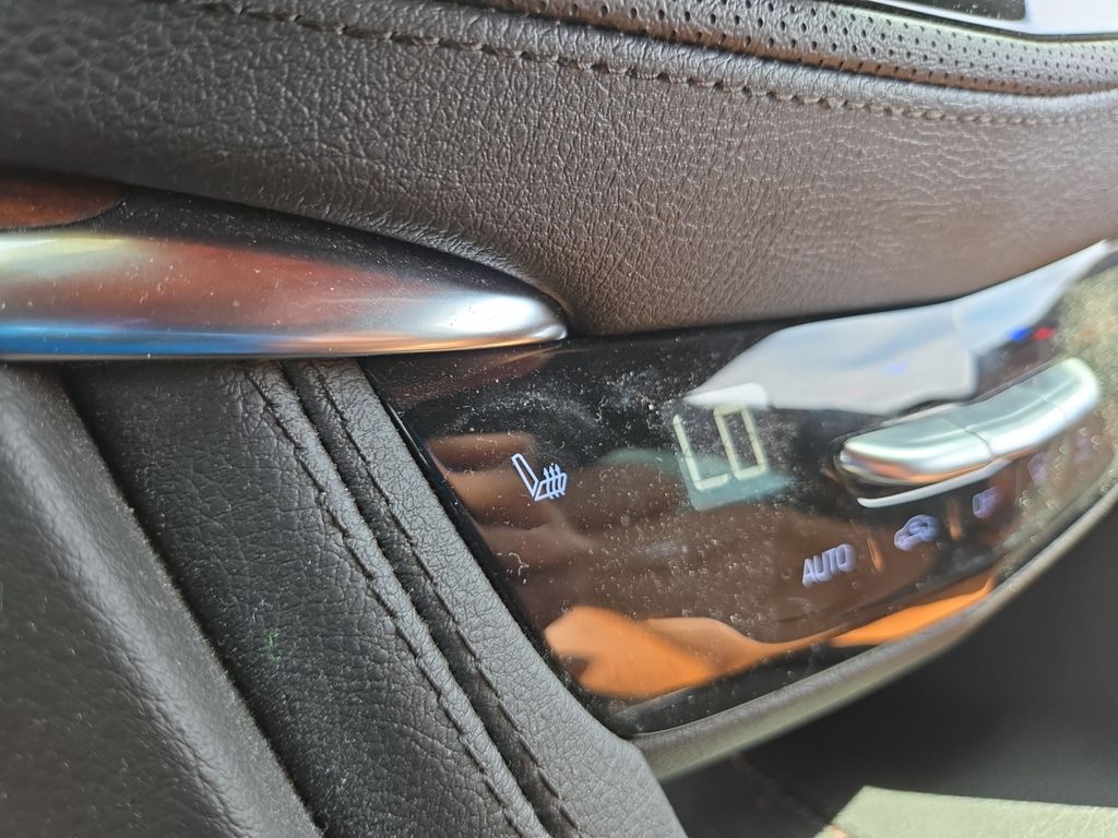 Vehicle image 23 of 25