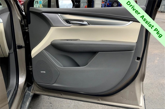 Vehicle image 24 of 32