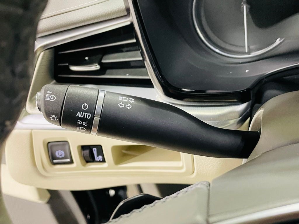 Vehicle image 43 of 48