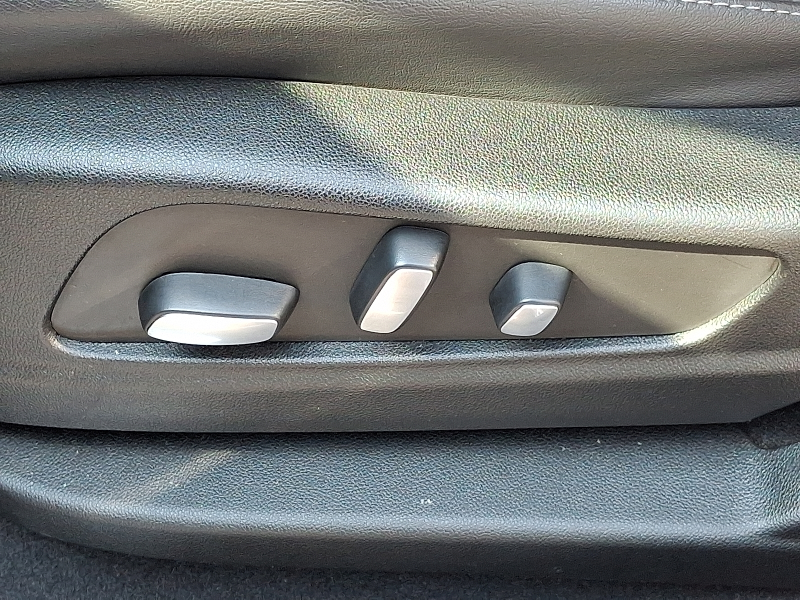 Vehicle image 17 of 30