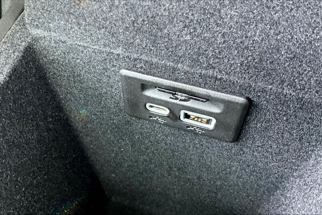 Vehicle image 27 of 33