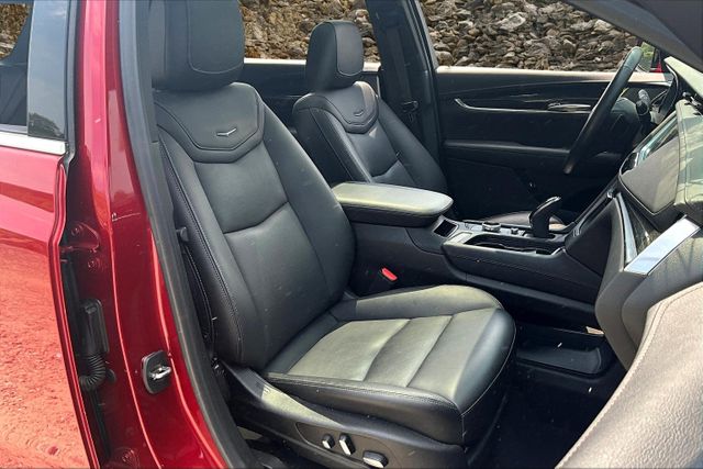 Vehicle image 8 of 33