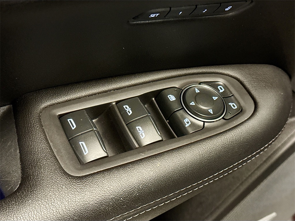 Vehicle image 17 of 33