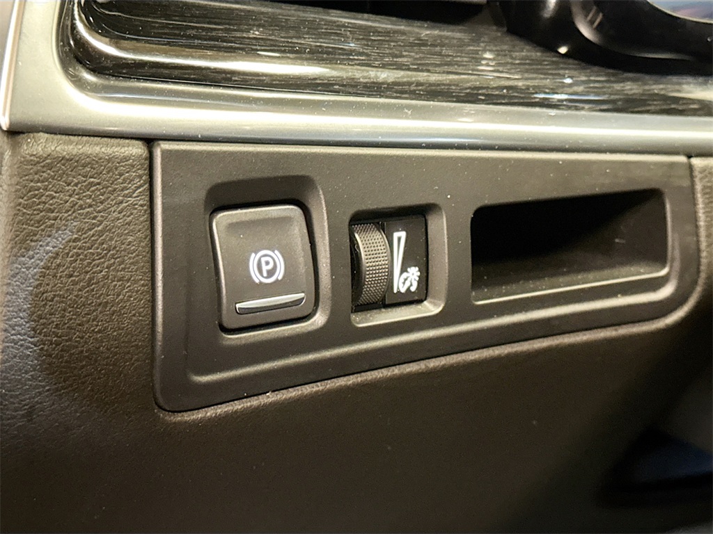 Vehicle image 9 of 33
