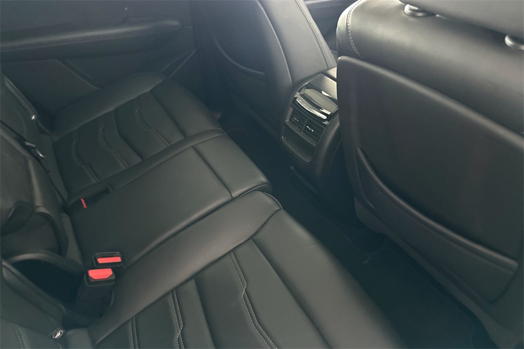 Vehicle image 18 of 32