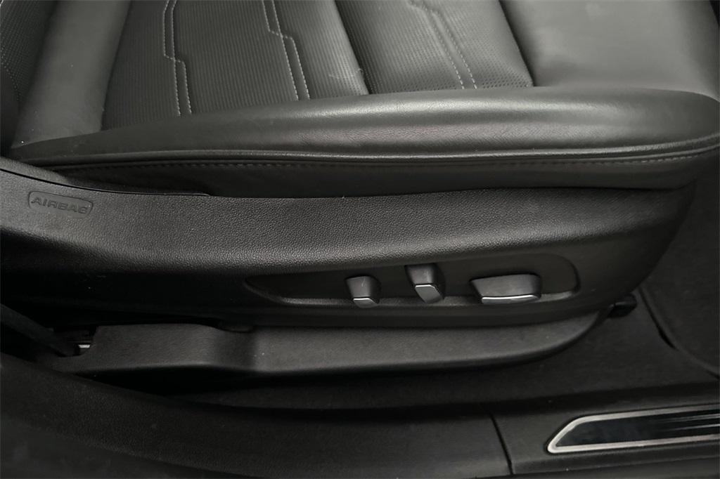 Vehicle image 23 of 32
