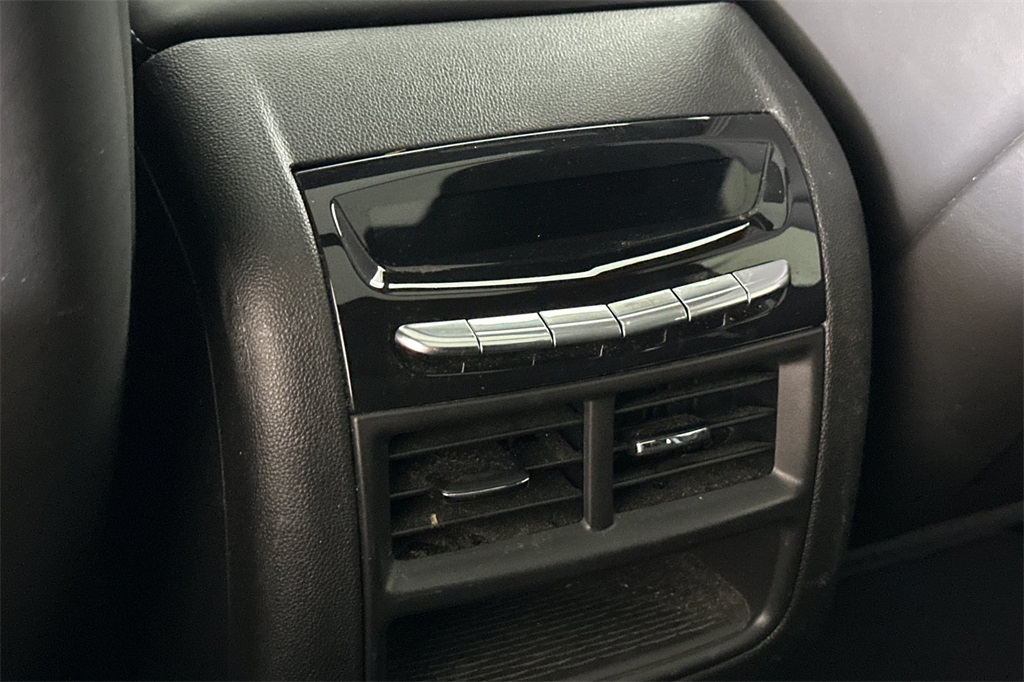 Vehicle image 14 of 32