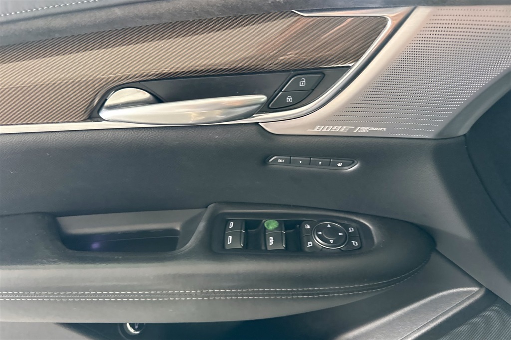 Vehicle image 10 of 32