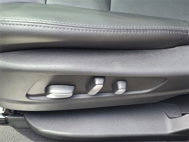 Vehicle image 25 of 28