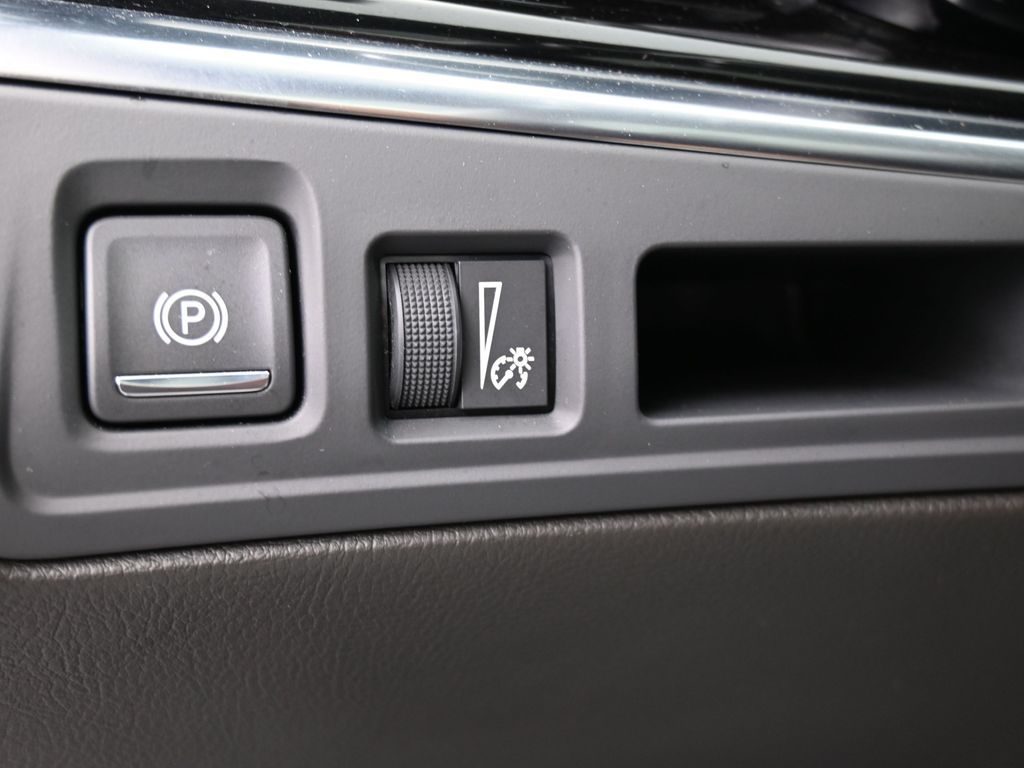 Vehicle image 60 of 76