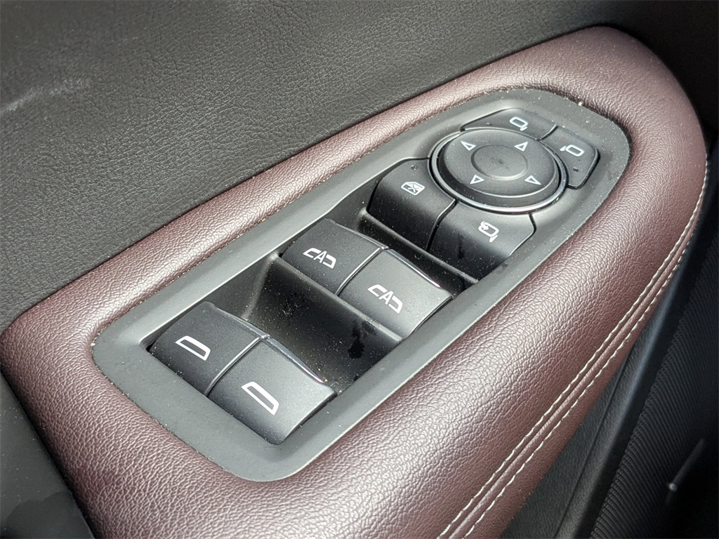 Vehicle image 24 of 32