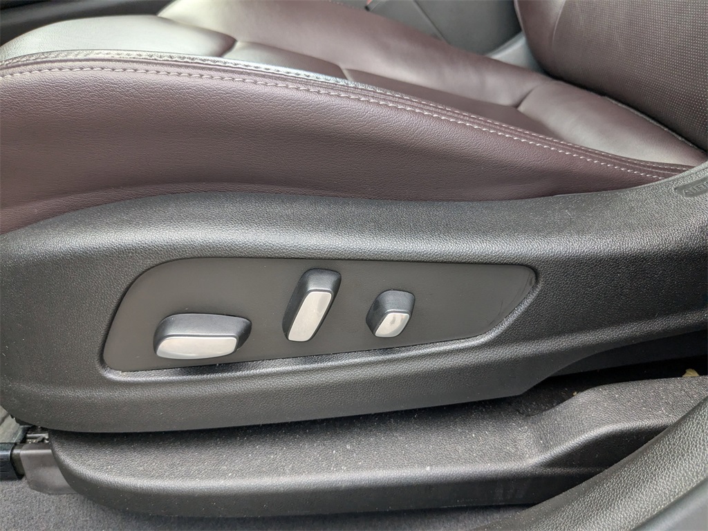 Vehicle image 21 of 32