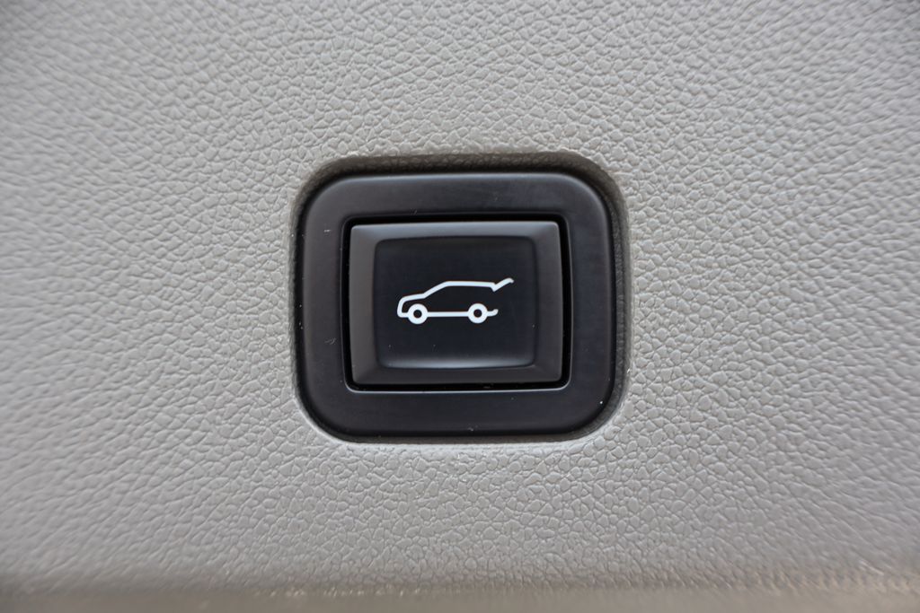 Vehicle image 33 of 43