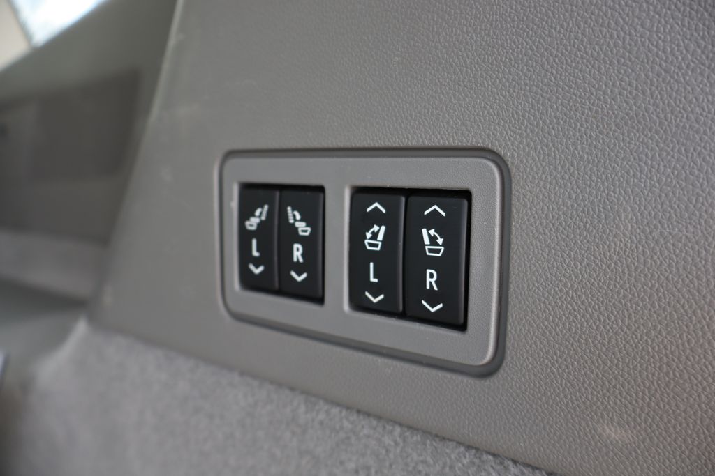 Vehicle image 31 of 43