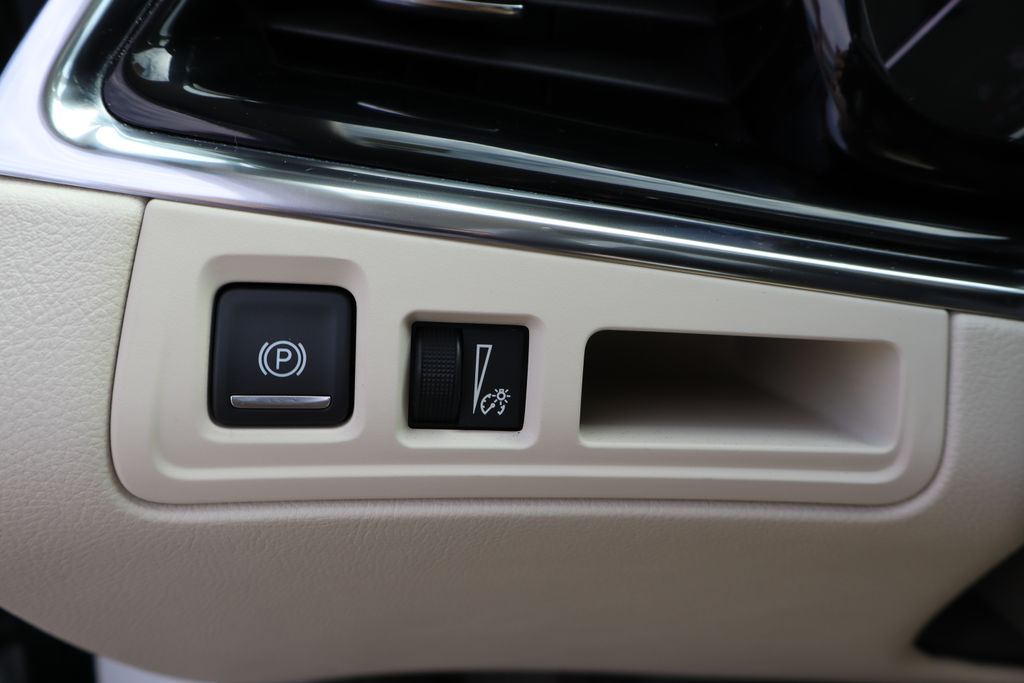 Vehicle image 14 of 43