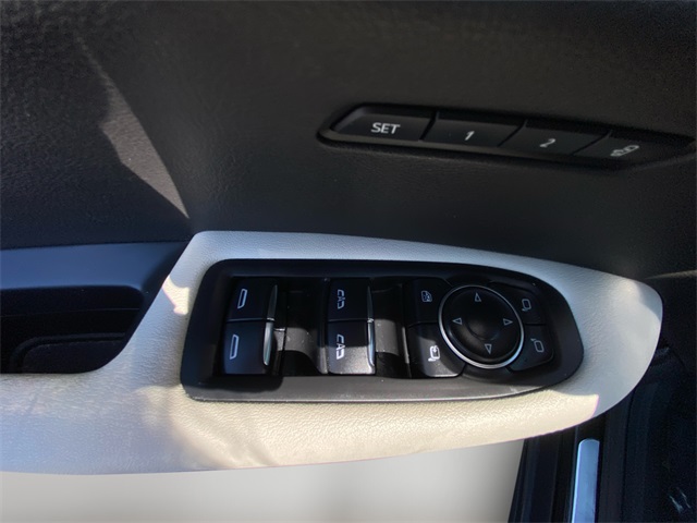 Vehicle image 39 of 40