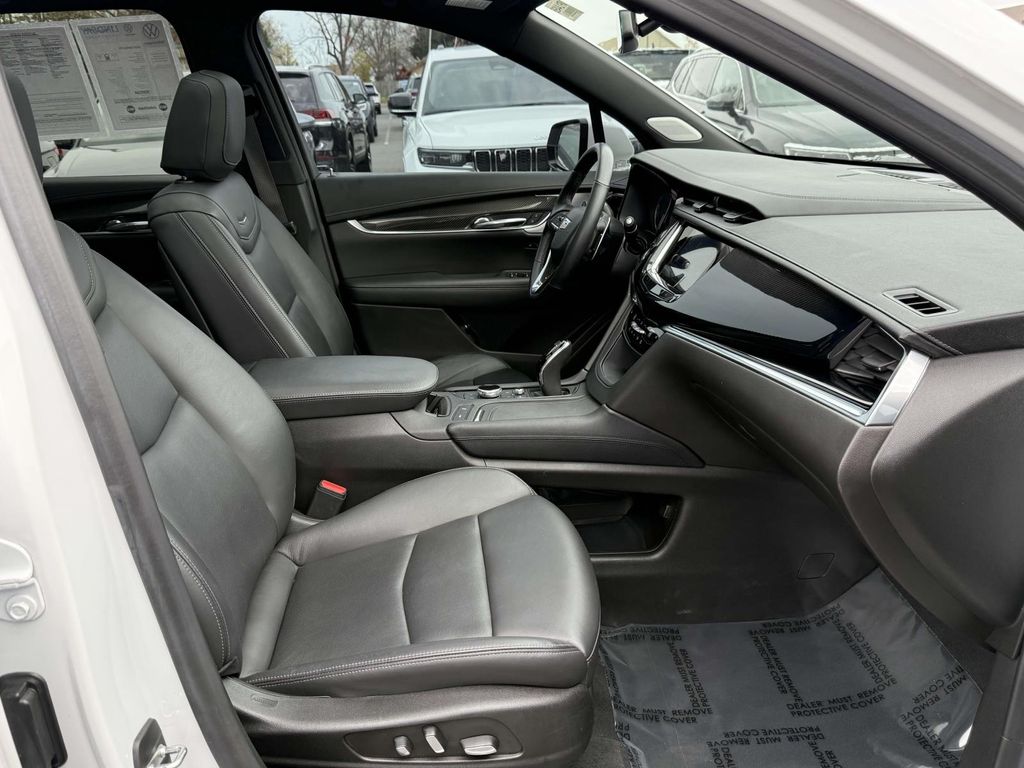 Vehicle image 10 of 25