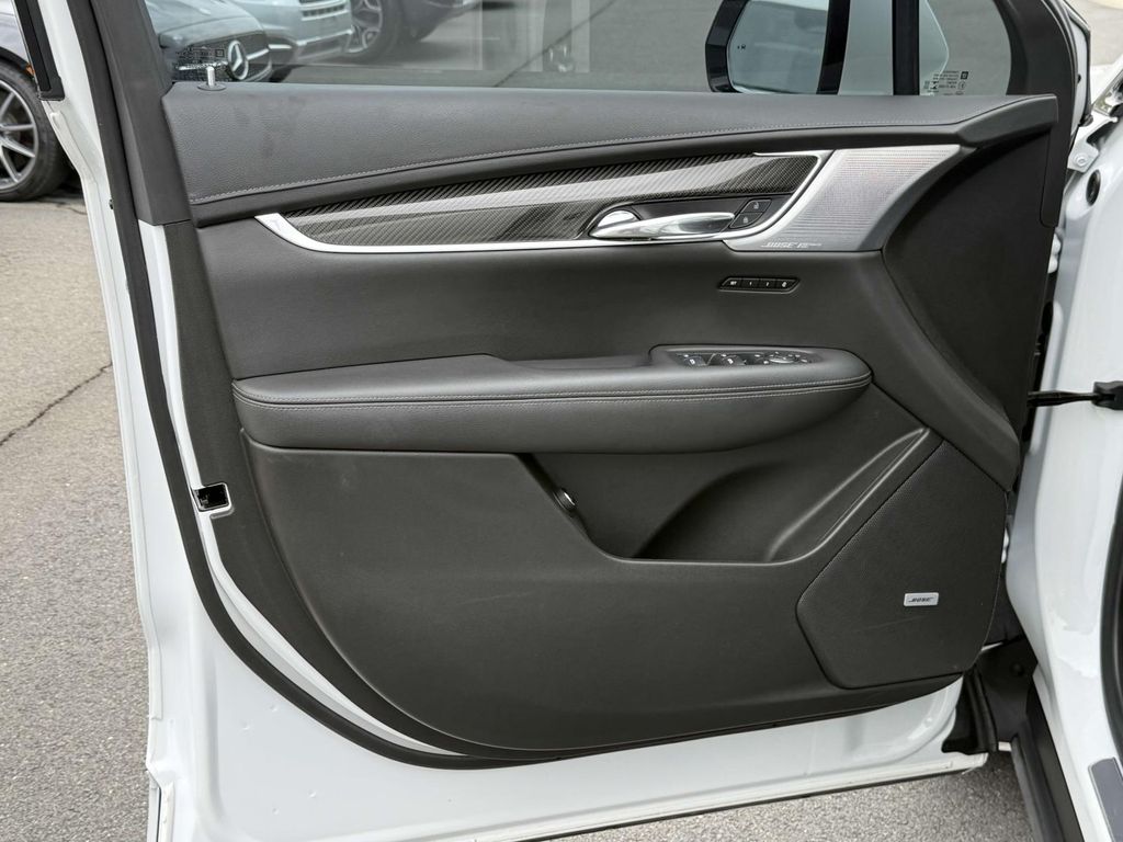 Vehicle image 17 of 25