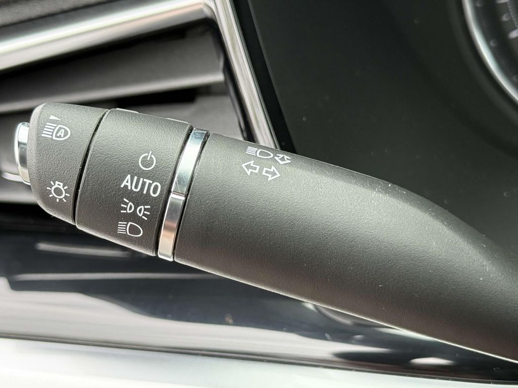Vehicle image 21 of 25