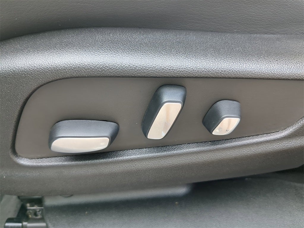 Vehicle image 27 of 37
