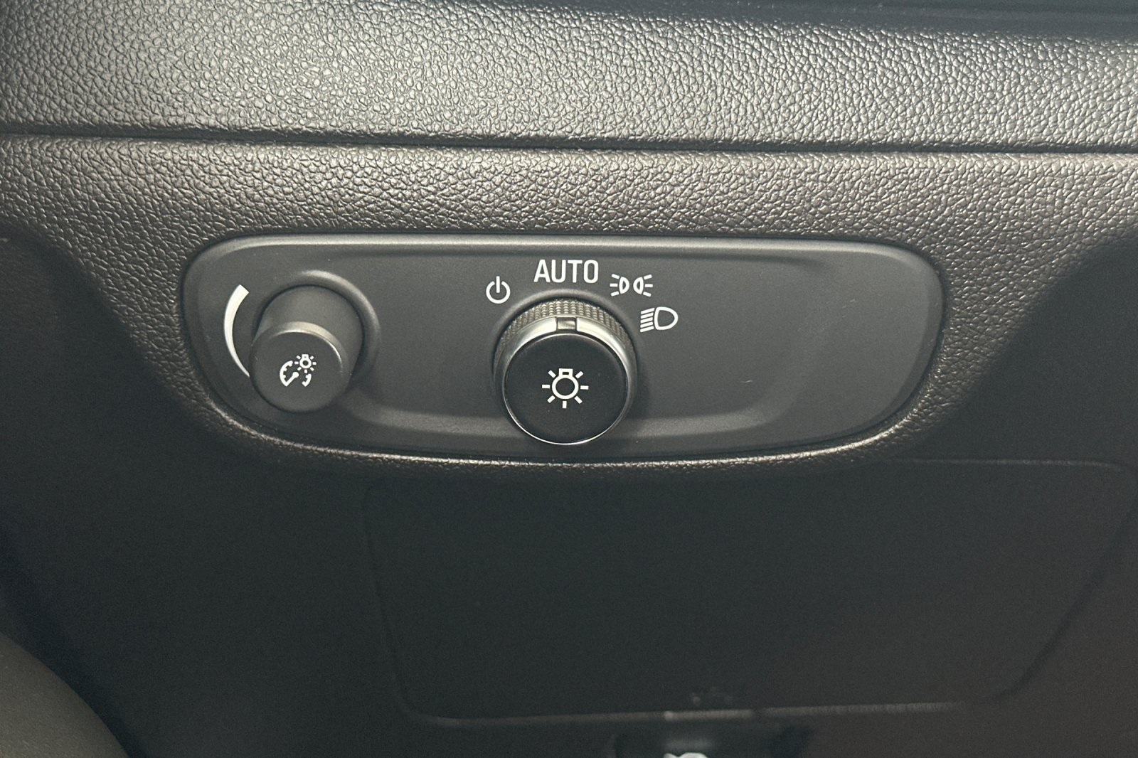 Vehicle image 35 of 40