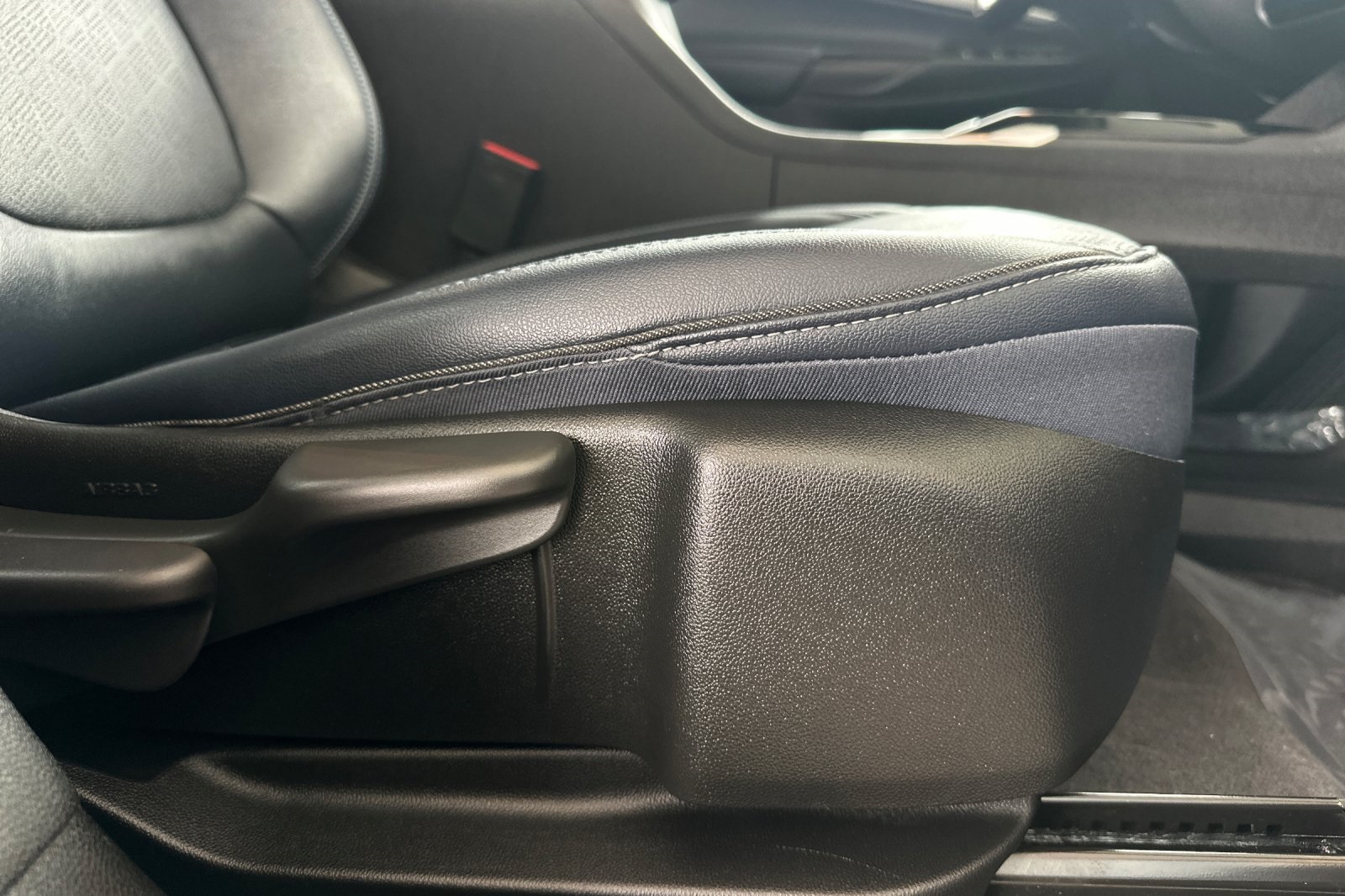 Vehicle image 34 of 40
