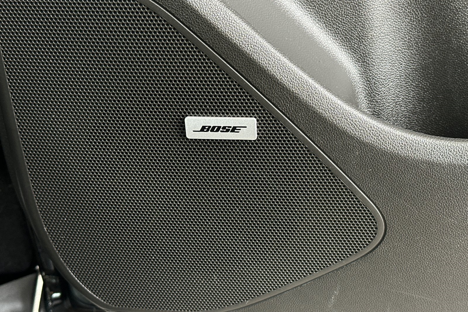 Vehicle image 27 of 40