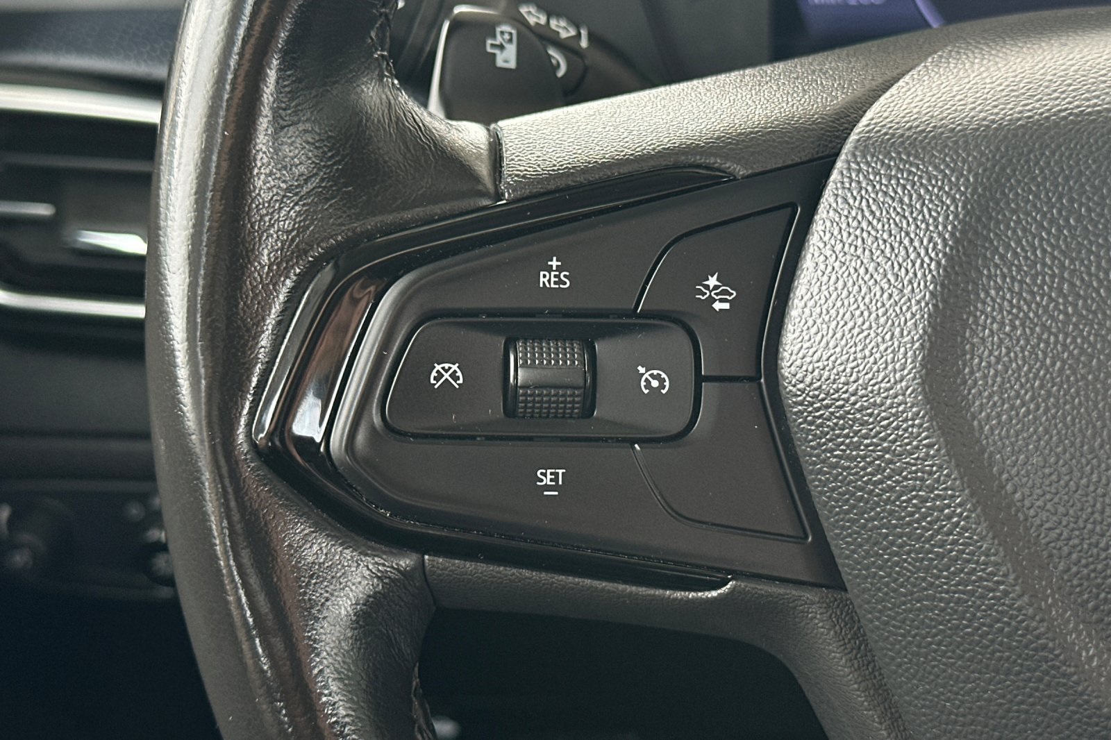 Vehicle image 32 of 40