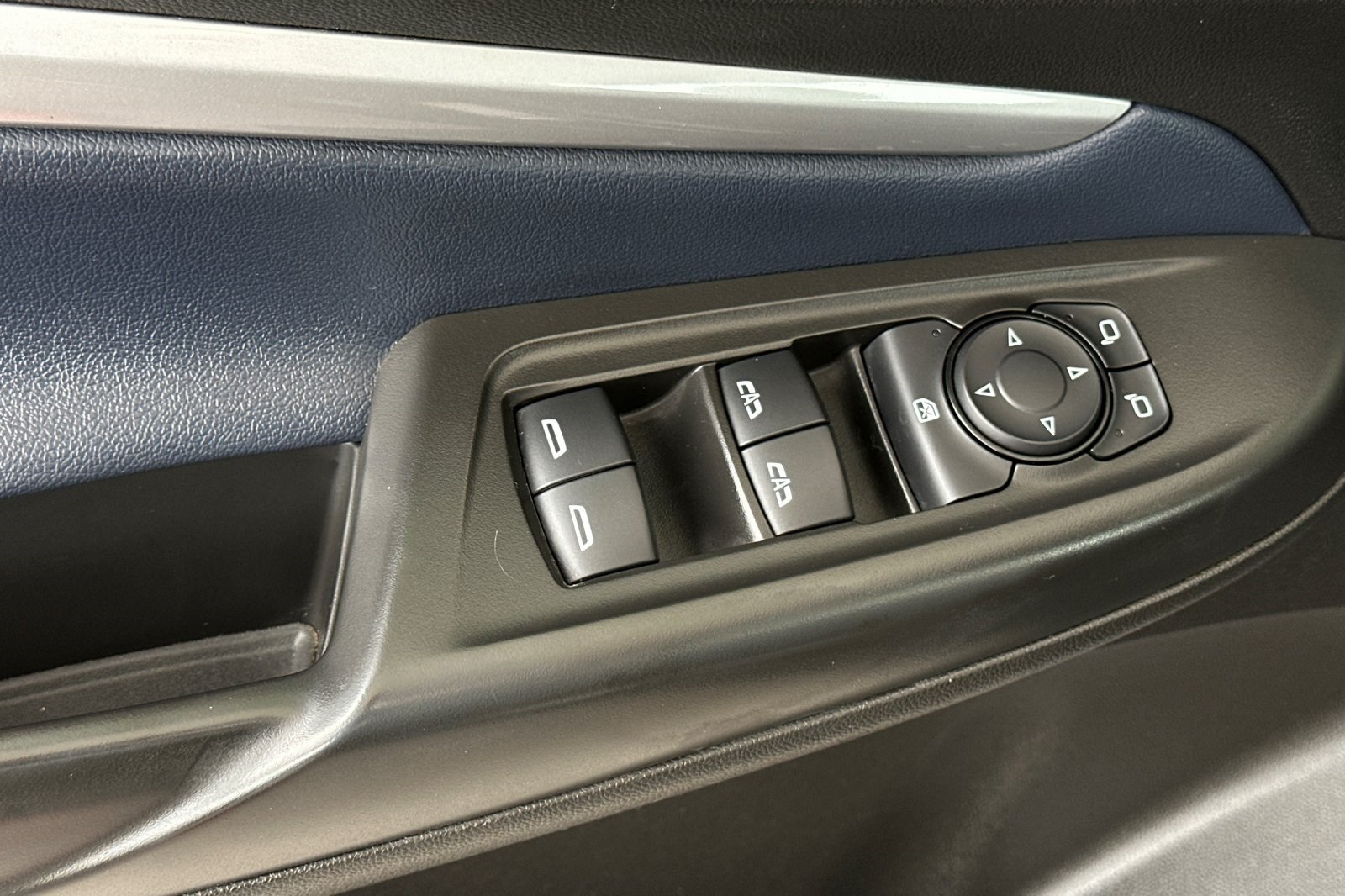 Vehicle image 33 of 40