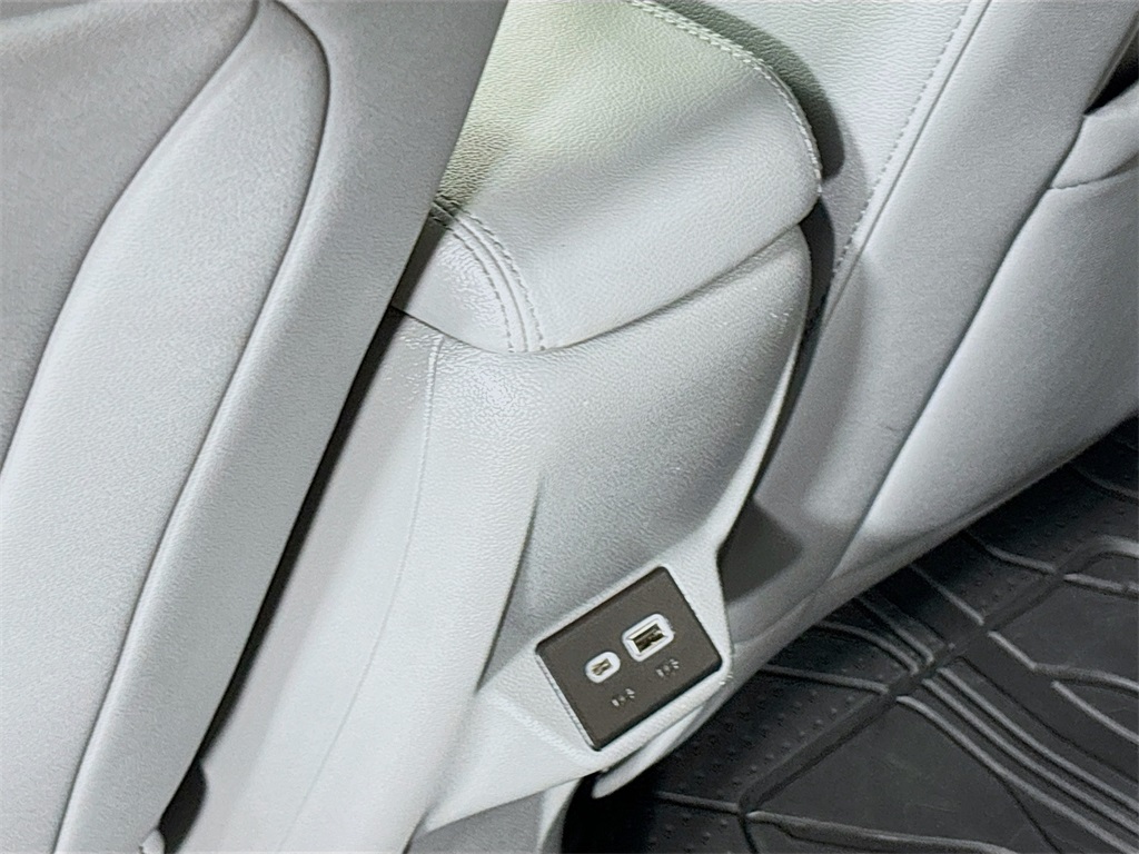 Vehicle image 29 of 33