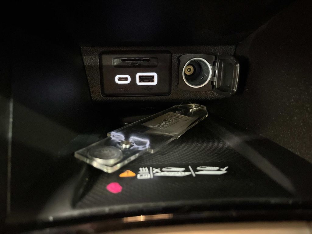 Vehicle image 24 of 32